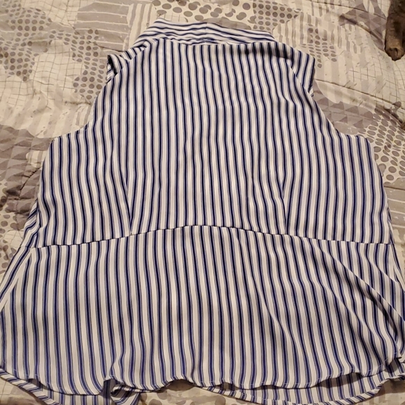 Very cute sleeveless brand is LIZ CLAIBORNE - Picture 2 of 2